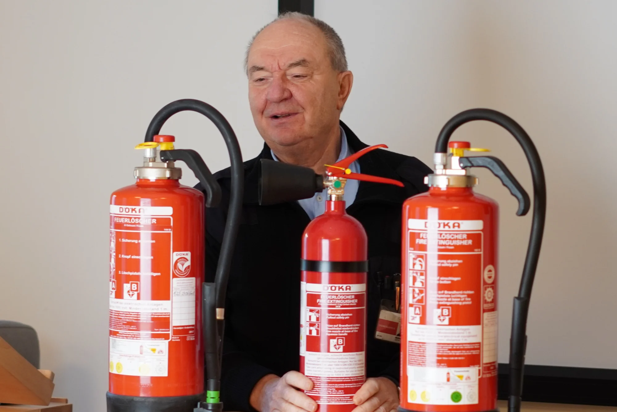 Matthias Kirsten mit 3 Feuerlöscher